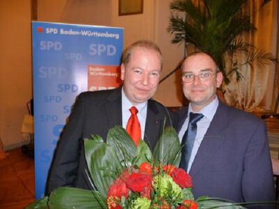 Markus Furtwängler, SPD-Ortsvereinsvorsitzender aus Asperg, gratuliert Jan Mönikes zu seiner Nominierung