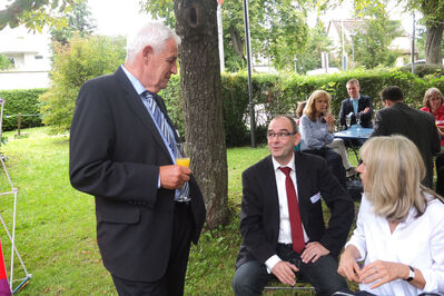 Landesjustizminister Rainer Stickelberger im Gespräch mit Nicole und Markus Furtwängler