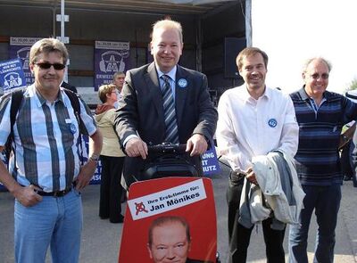 Die SPD auf der A81-Demo: Hubert Kohl, Jan Mönikes (auf seinem Segway), Dr. Thorsten Fröhlinghaus, Heinz Beck.