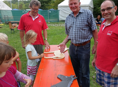 SPD-Landtagsfraktionssprecher Claus Schmiedel mit Hubert Kohl und Markus Furtwängler beim Esels-Puzzle