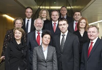 Macit Karahmetoglu hintere Reihe erster von links,Claus Schmiedel,vordere Reihe, erster von rechts) 