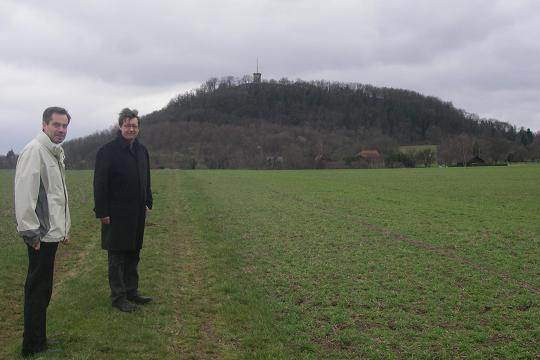 Hubert Kohl (Sprecher der SPD-Fraktion) und Dr. Thorsten Fröhlinghaus (Webmaster des SPD-Ortsvereins) auf dem Schanzacker.