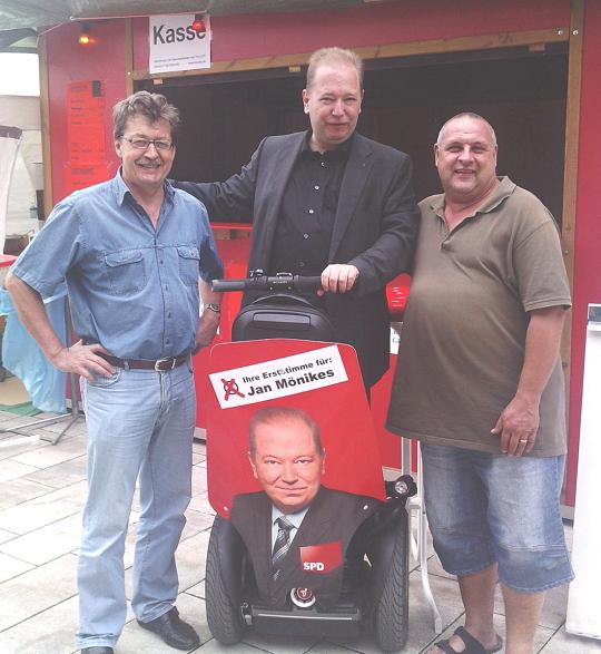 Hoher Besuch am SPD-Stand: Jan Mönikes, SPD-Kandidat bei der BTW am 27.9.09 im Wahlkreis Ludwigsburg
