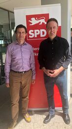 Der Co-Vositzende der SPD Asperg Rocco Eisebith mit dem wiedergewählten Kreisvositzenden Macit Karaahmetoglu