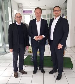 MdB Macit Karaahmetoglu mit Bürgermeister Christian Eiberger und Stadtrat Markus Furtwängler auf dem Asperger Rathaus