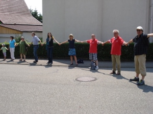 Hubert Kohl, Heinz Beck, Markus und Nicole Furtwängler (v.r.) mit Nordheimer Bürgern beim Zusammenschl